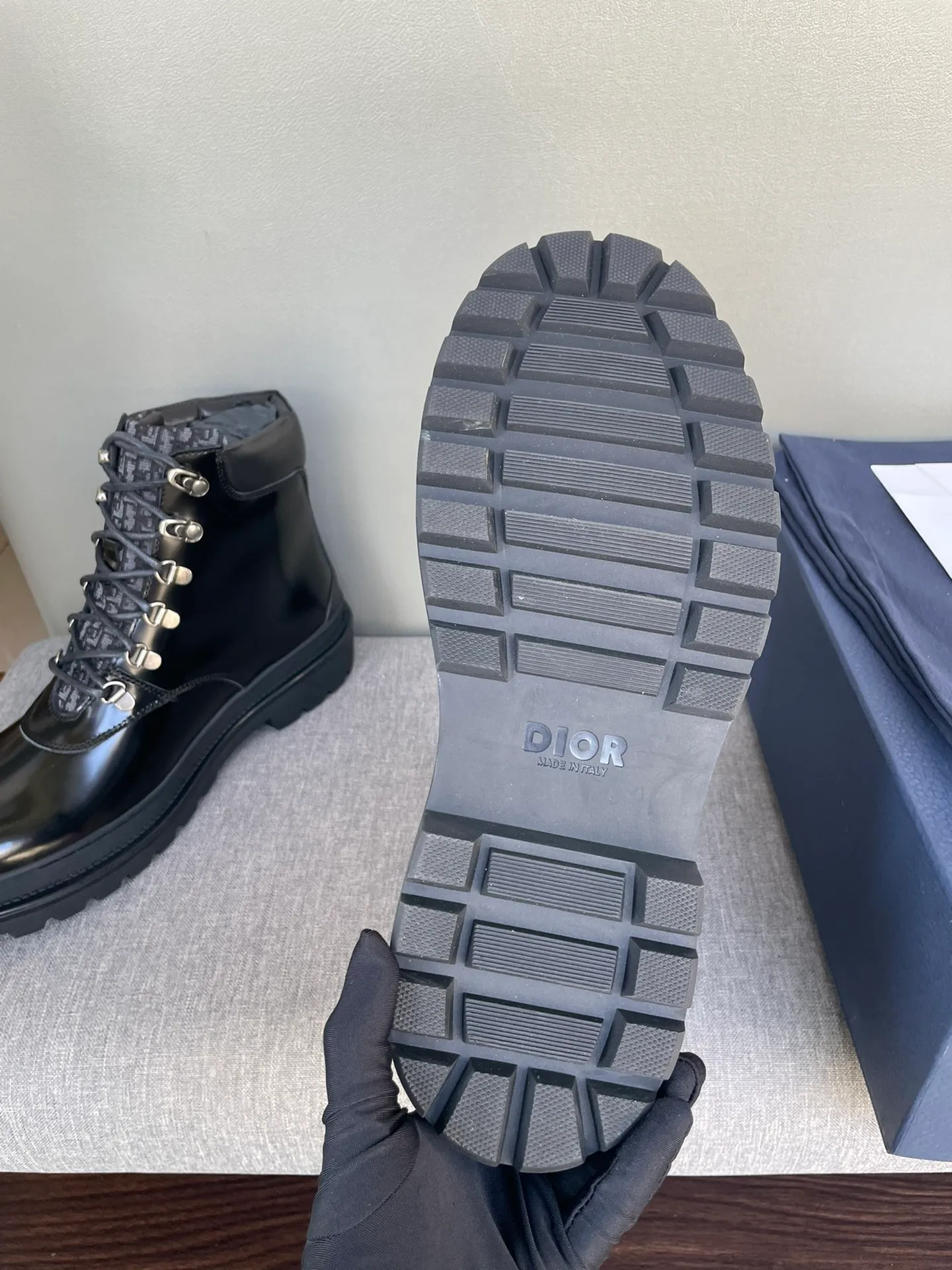 [DIOR] Top P: 1000💰 Number of yards: 39~44 (38.45 custom-made, non-refundable) Dior Dior~ Winter series, original 1:1 development Casual men's leather shoes Heavy investment, shoes and boots are made of imported cowhide + imported Dior special fabric Not easy to deform black cowhide lining Dior large hardware inlay Original TPU vacuum outsole, black cowhide Black open edge beads Military green suede Black suede Khaki suede leather is crafted by a large factory, and the perfect product is only prepared for you who know your taste! Any comparisons are welcome.